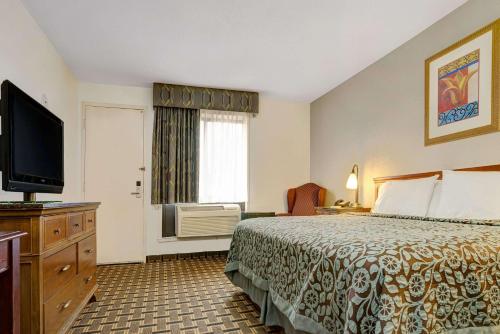 Habitación de hotel con cama y TV en Quality Inn St Paul Minneapolis Midway, en Saint Paul