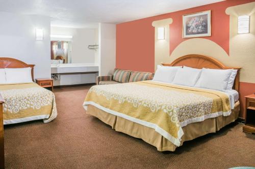 Postel nebo postele na pokoji v ubytování Days Inn by Wyndham Bastrop