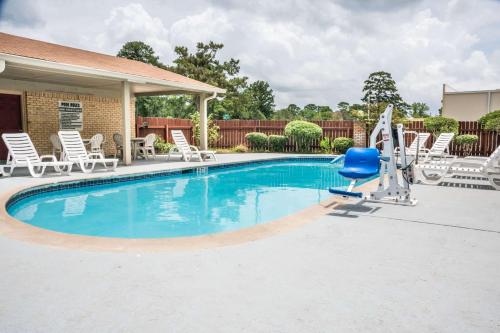 Days Inn by Wyndham Bastropの敷地内または近くにあるプール