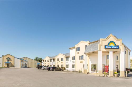 a hotel with a sign that says tyson inn at Days Inn by Wyndham Effingham in Effingham