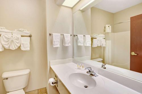 Days Inn & Suites by Wyndham Louisville SW tesisinde bir banyo