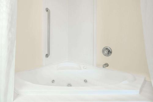 Bilik mandi di Days Inn by Wyndham Lincoln