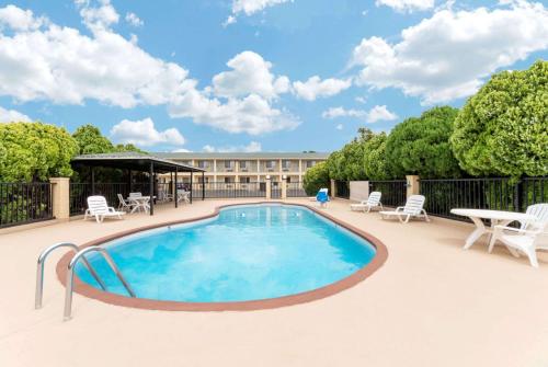 Bazén v ubytování Days Inn by Wyndham Snyder nebo v jeho okolí