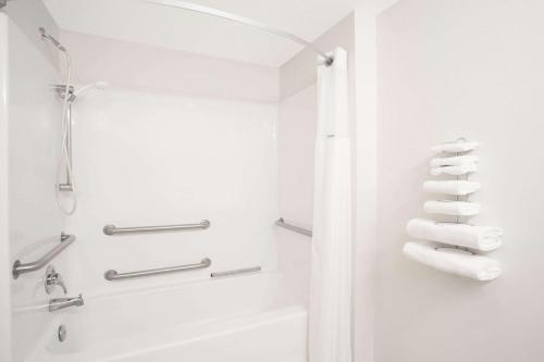 Un baño de Days Inn by Wyndham Custer