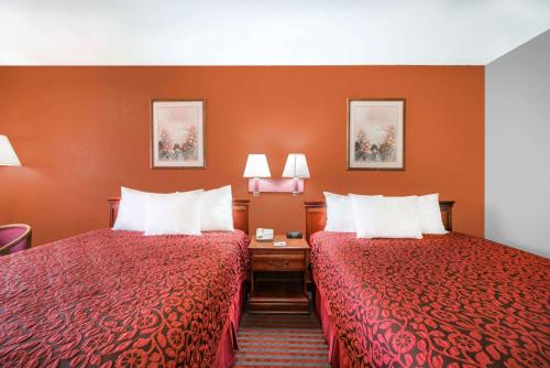 Postel nebo postele na pokoji v ubytování Days Inn by Wyndham McAllen