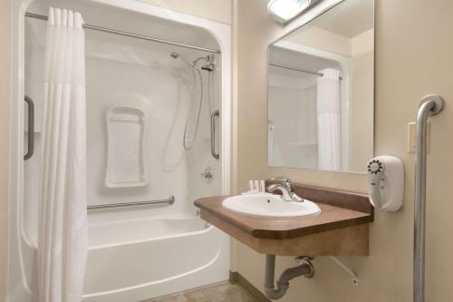 Bilik mandi di Days Inn & Suites by Wyndham Thunder Bay