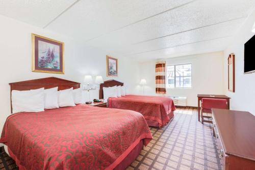 Postel nebo postele na pokoji v ubytování Days Inn & Suites by Wyndham Laredo