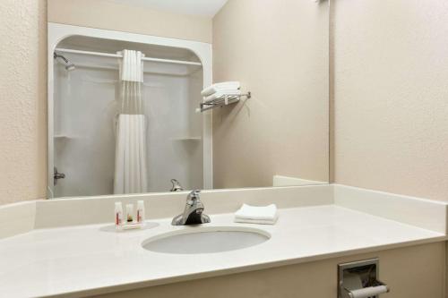 Kylpyhuone majoituspaikassa Days Inn & Suites by Wyndham Winkler