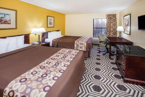 En eller flere senge i et værelse på Days Inn & Suites by Wyndham Harvey / Chicago Southland