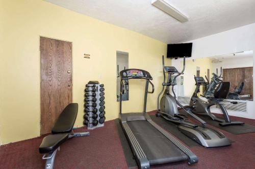 Gimnasio o instalaciones de fitness de Days Inn by Wyndham Evanston WY
