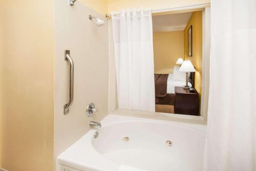 Bathroom sa Days Inn & Suites by Wyndham Harvey / Chicago Southland