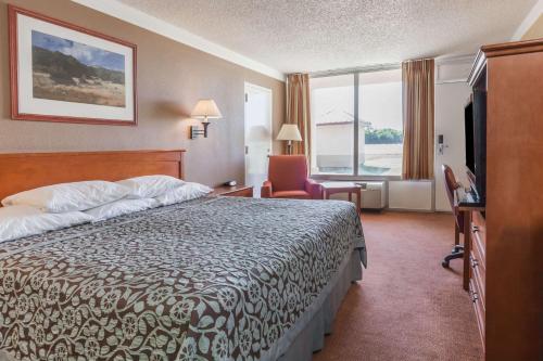 Giường trong phòng chung tại Days Inn by Wyndham Hillsboro TX