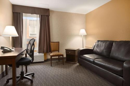 Un lugar para sentarse en Days Inn by Wyndham Estevan