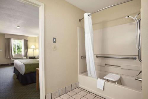 Baðherbergi á Days Inn & Suites by Wyndham Stuttgart