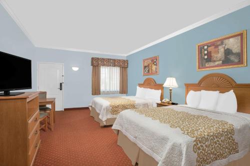 Postel nebo postele na pokoji v ubytování Days Inn by Wyndham Robstown
