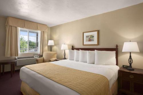 a hotel room with a large bed and a window at Montrose Valley Lodge in Montrose