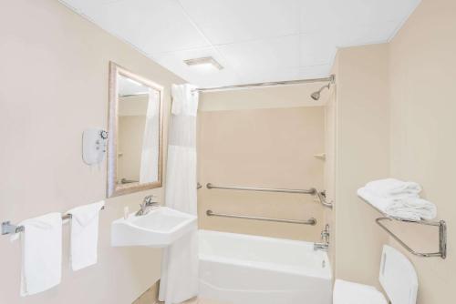 Ванна кімната в Days Inn by Wyndham Springfield/Phil.Intl Airport