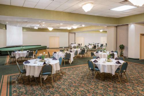 Εστιατόριο ή άλλο μέρος για φαγητό στο Days Inn & Conf Center by Wyndham Southern Pines Pinehurst