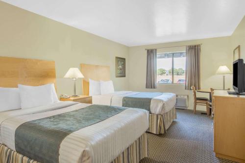 Katil atau katil-katil dalam bilik di Days Inn by Wyndham Chino Valley