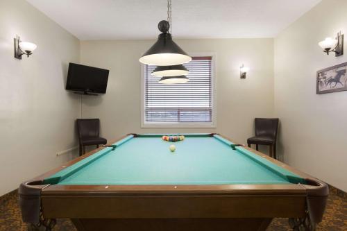Biliár nebo kulečník v ubytování Days Inn by Wyndham Dawson Creek