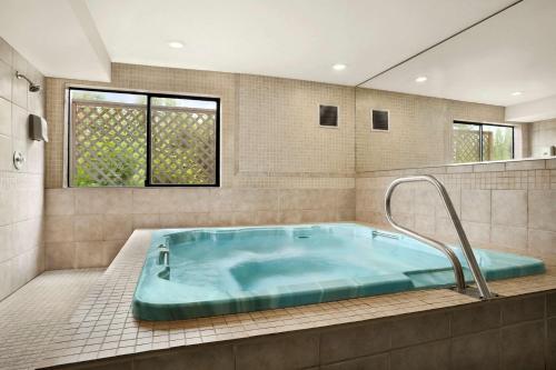 Spa dan/atau pusat kesehatan di Days Inn by Wyndham Kent 84th Ave