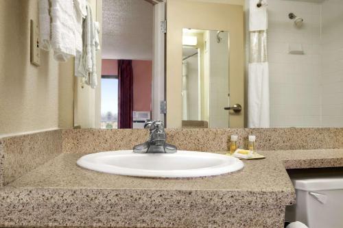 Bilik mandi di Days Inn & Suites by Wyndham Cedar Rapids