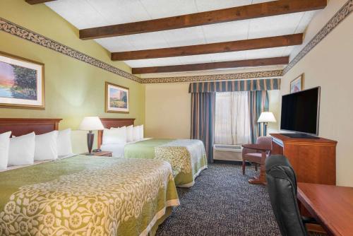 Ліжко або ліжка в номері Days Inn by Wyndham Rutland/Killington Area