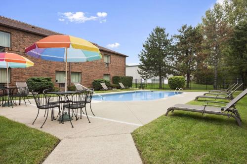 Πισίνα στο ή κοντά στο Days Inn by Wyndham Middletown