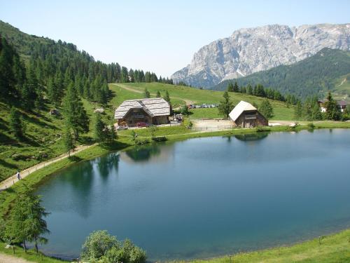 an image of a lake in the mountains at Ferienhaus Waldhof in Hermagor