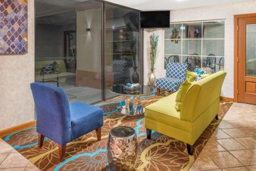 a lobby with two chairs and a couch and a table at Days Inn by Wyndham Calvert City - Paducah East in Calvert City