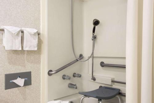 Ένα μπάνιο στο Days Inn by Wyndham Middletown