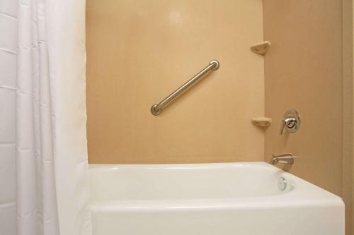 Ein Badezimmer in der Unterkunft Days Inn by Wyndham Brigham City
