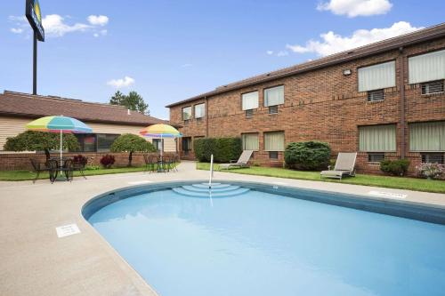 Πισίνα στο ή κοντά στο Days Inn by Wyndham Middletown