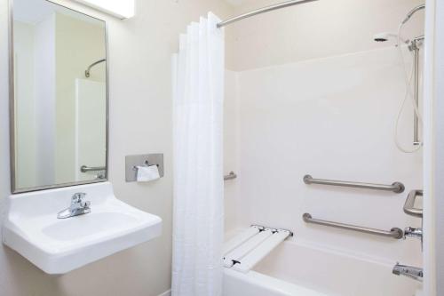 Gallery image of Days Inn by Wyndham Brewerton/ Syracuse near Oneida Lake in Brewerton