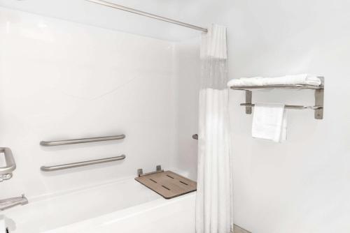 Un baño de Days Inn by Wyndham Carroll