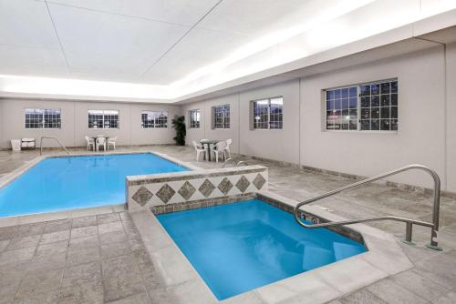 Una gran piscina con agua azul en un edificio. en Days Inn by Wyndham Carroll, en Carroll