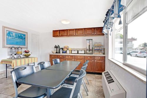 Η κουζίνα ή μικρή κουζίνα στο Days Inn by Wyndham Seattle North of Downtown