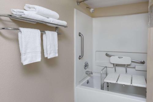 un baño con toallas blancas en una habitación de hotel en Days Inn by Wyndham Hoover Birmingham, en Hoover
