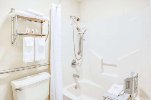 bagno bianco con doccia e servizi igienici di Days Inn by Wyndham Trumann AR a Trumann