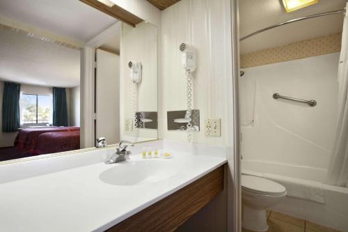 Bilik mandi di Days Inn by Wyndham Gilroy
