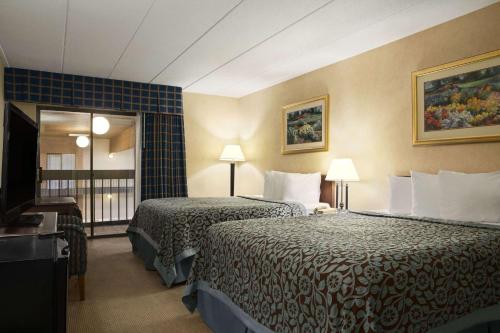 Säng eller sängar i ett rum på Days Inn by Wyndham Rock Falls