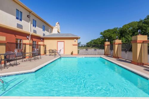 Fotografie z fotogalerie ubytování Days Inn & Suites by Wyndham Marquez v destinaci Marquez