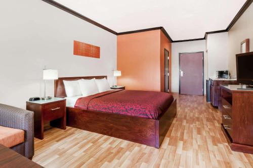 Un ou plusieurs lits dans un hébergement de l'établissement Days Inn & Suites by Wyndham Marquez