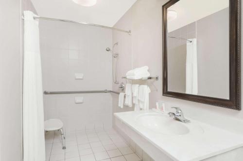 Bathroom sa Days Inn by Wyndham Seguin TX