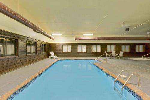a large swimming pool in a large room at Days Inn by Wyndham North Sioux City in North Sioux City