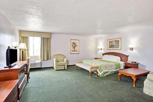 Lova arba lovos apgyvendinimo įstaigoje Days Inn & Suites by Wyndham Fullerton