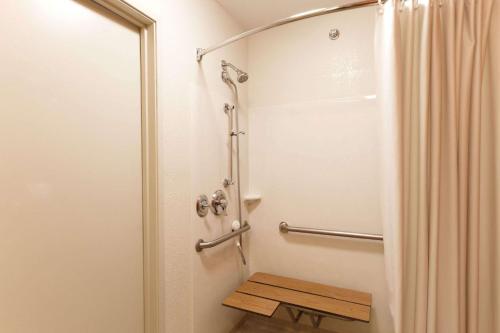 Koupelna v ubytování Days Inn by Wyndham Monmouth Junction-S Brunswick-Princeton