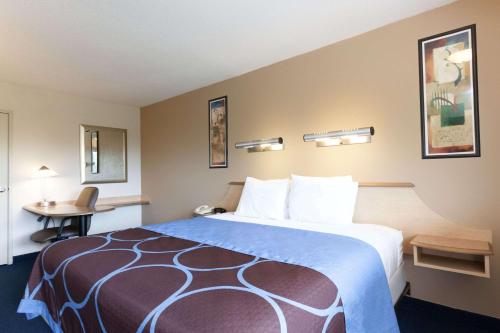 Postel nebo postele na pokoji v ubytování Days Inn by Wyndham Monmouth Junction-S Brunswick-Princeton