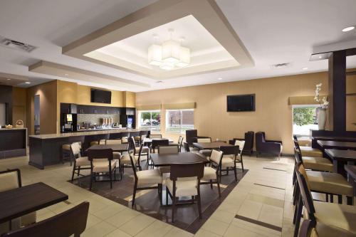 Телевизор и/или развлекательный центр в Days Inn & Suites by Wyndham Winnipeg Airport Manitoba