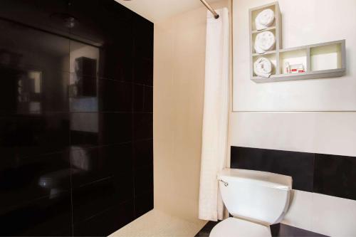 Un baño de Arya Blu Inn and Suites